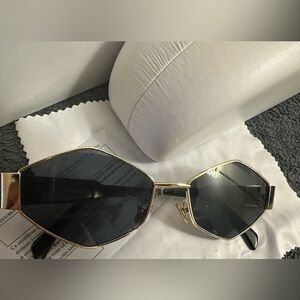 NEW!! Beautiful sunglasses incude case!